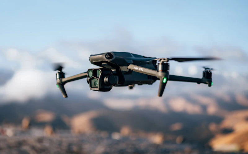 DJI Mavic 3 Pro avec DJI RC (radiocommande avec écran), Drone phare à trois caméra avec caméra Hasselblad CMOS 4/3, Temps de vol 43 min et Transmission vidéo HD 15 km