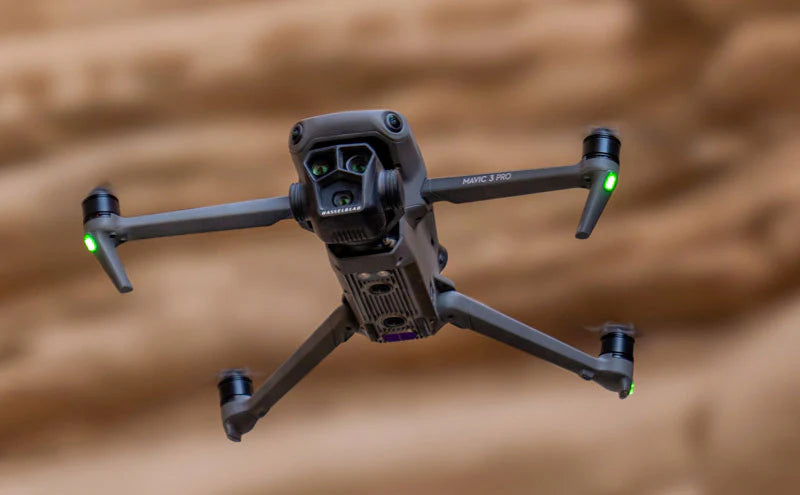 DJI Mavic 3 Pro avec DJI RC (radiocommande avec écran), Drone phare à trois caméra avec caméra Hasselblad CMOS 4/3, Temps de vol 43 min et Transmission vidéo HD 15 km